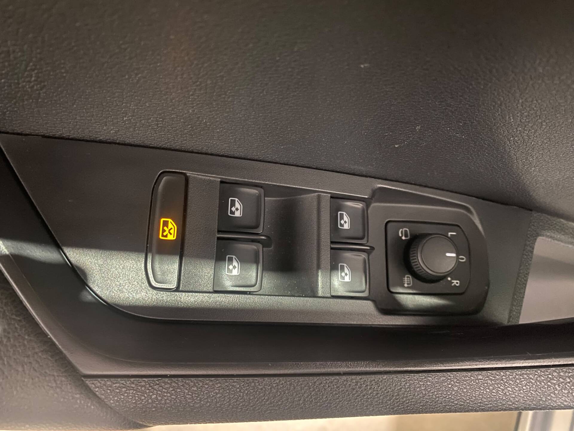 SKODA Karoq 2.0 TDI 116 cv DSG Ambition - Imagen 28
